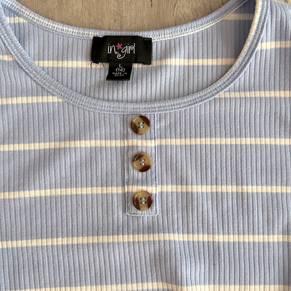 Dillard’s Blue & white stripe cropped, 3 buttons & ties in front, EUC Large - Picture 2 of 3